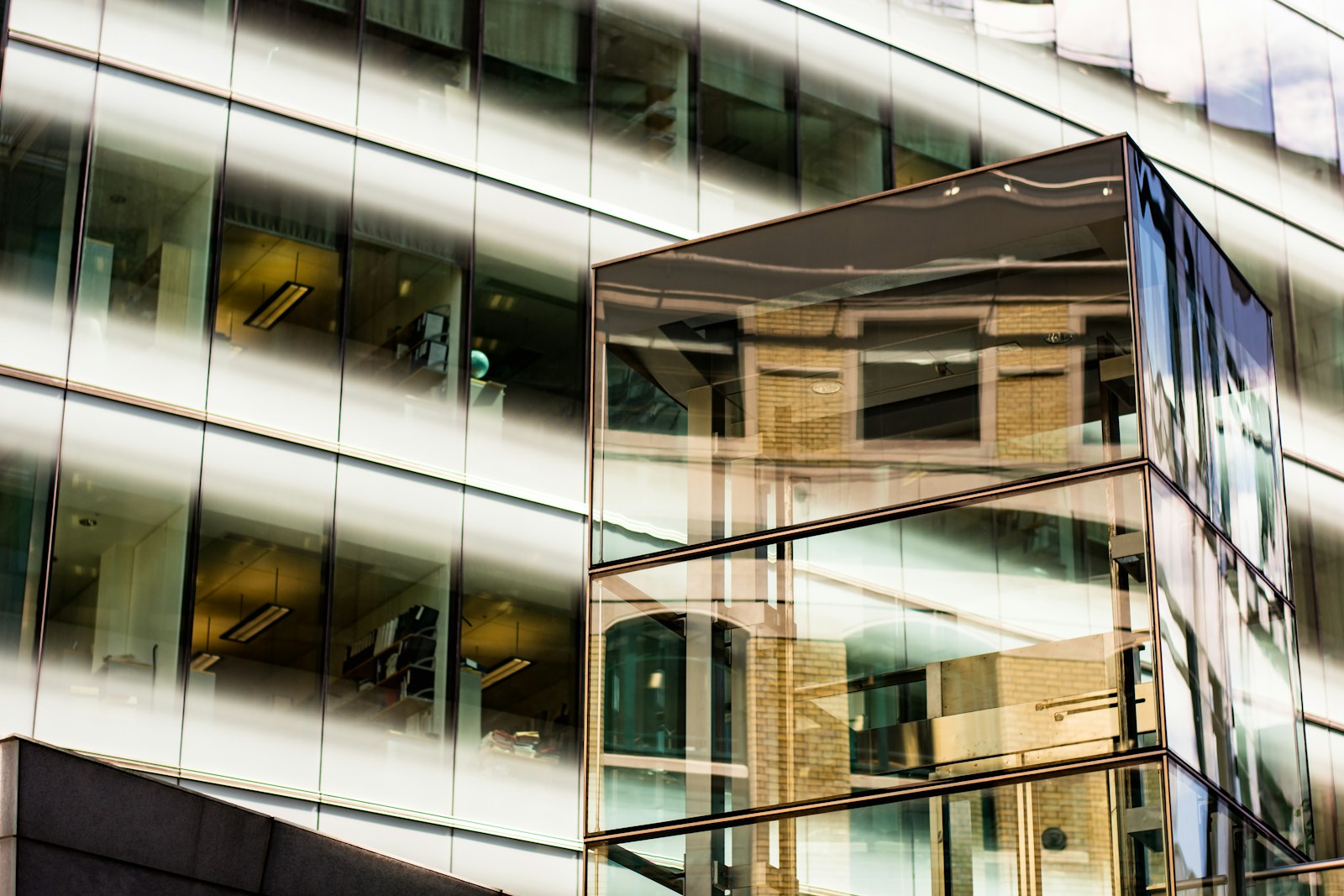 Arquitectura corporativa contemporánea con fachadas de vidrio